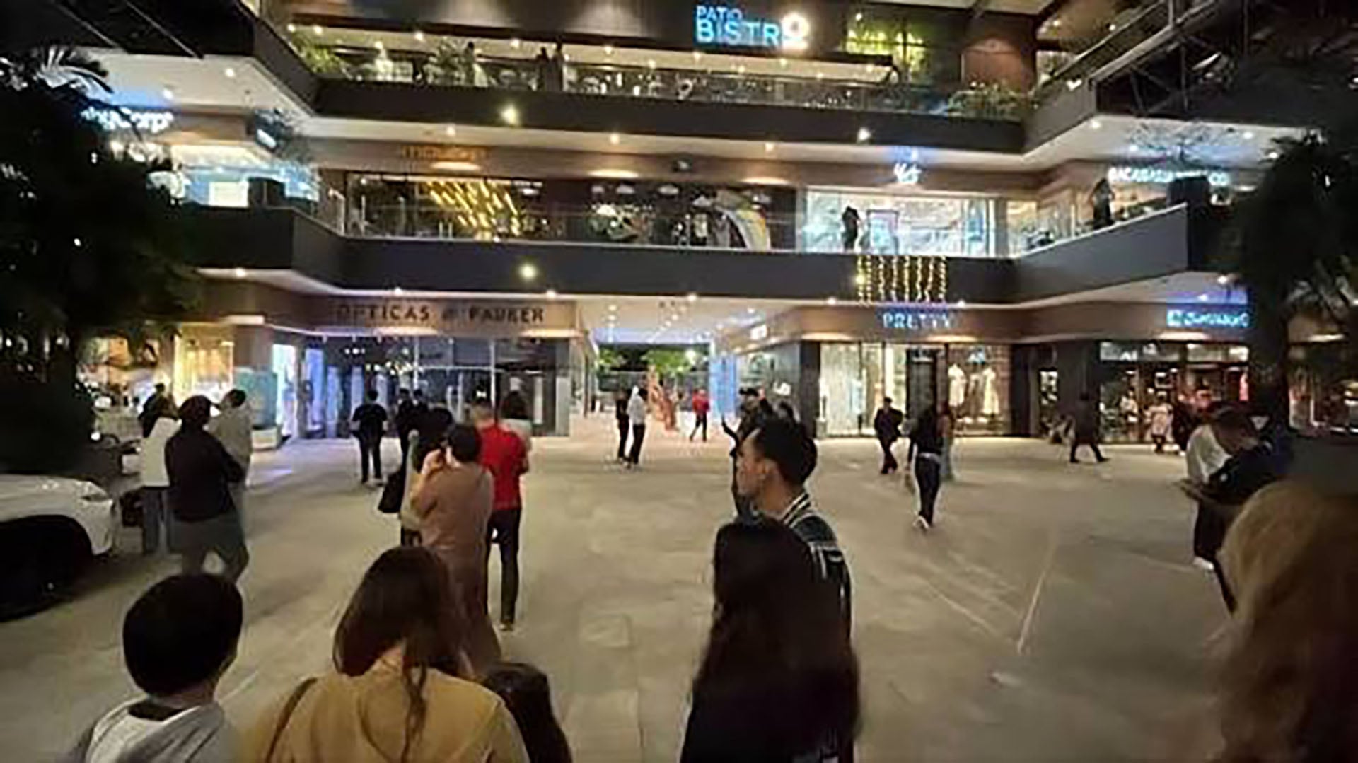 Varias personas permanecen en la plaza central de un centro comercial de Santa Cruz de la Sierra tras registrarse un atraco durante la noche.
