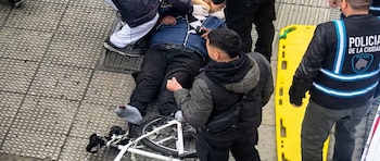 El accidente en Flores dejó a un ciclista con fractura expuesta en la pierna izquierda, una mujer con politraumatismos y un hombre de 75 años herido (NA)