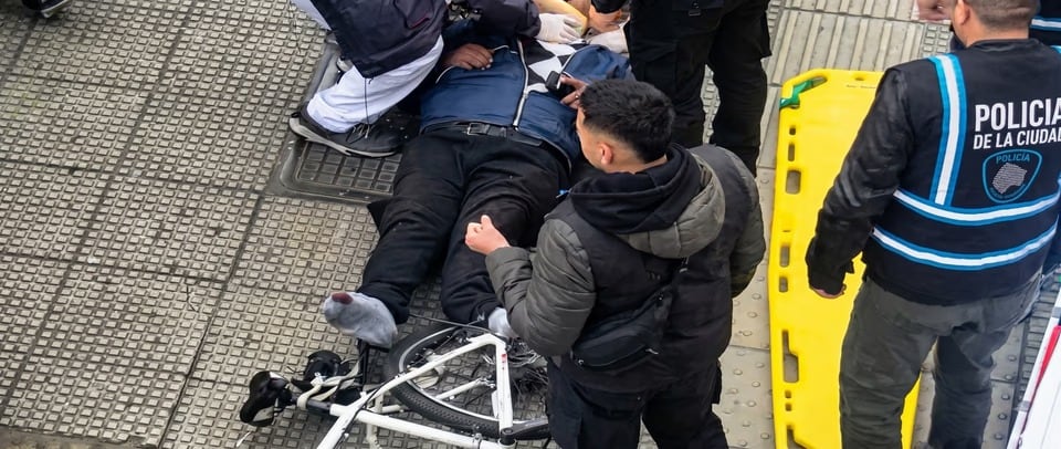 El accidente en Flores dejó a un ciclista con fractura expuesta en la pierna izquierda, una mujer con politraumatismos y un hombre de 75 años herido (NA)