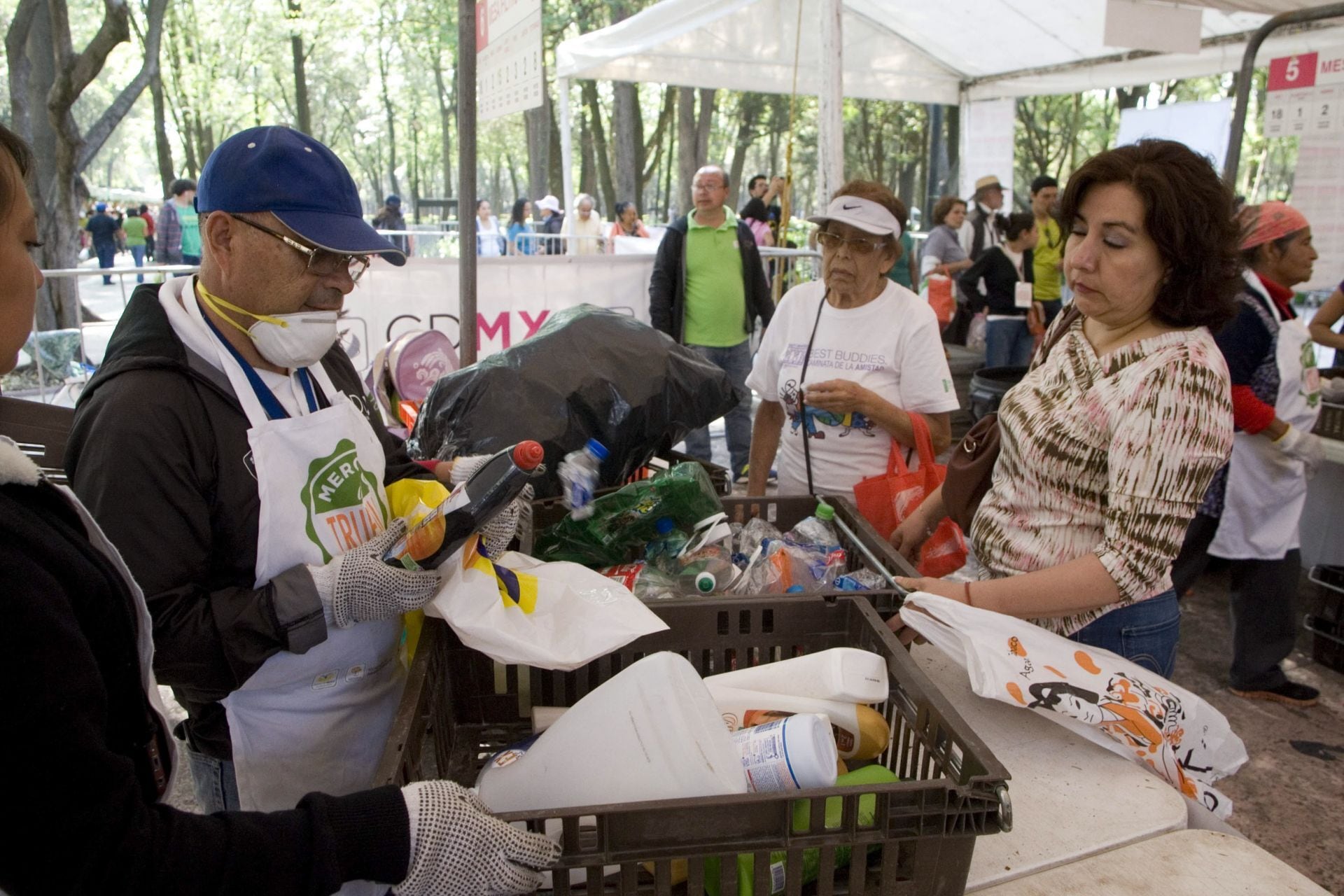 El Mercado de Trueque se realiza una vez al mes en diferentes puntos de la ciudad.(FOTO: CUARTOSCURO.COM)