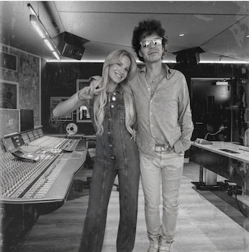 "Imaginarte" nació de una conversación entre Penelope Robin y Cabas sobre sus influencias musicales y su conexión personal - crédito cortesía Sony Music