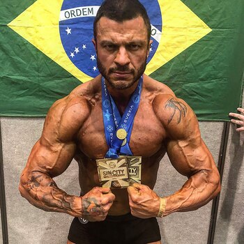 El fisicoculturista Kleber Bambam tras