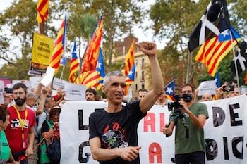 01/10/2026 El activista y miembro de Stop Bales de Goma Roger Español (c) atiende a los medios durante una concentración frente a la Audiencia de Barcelona, a 01 de octubre de 2026, en Barcelona, Catalunya (España). Varias personas se han concentrado frente a la Audiencia de Barcelona en apoyo a Roger Español en la última sesión del juicio contra los cuatro policías nacionales acusados de mutilar su ojo por el impacto de una pelota de goma durante el referéndum del 1 de octubre de 2017.
POLITICA
Kike Rincón - Europa Press