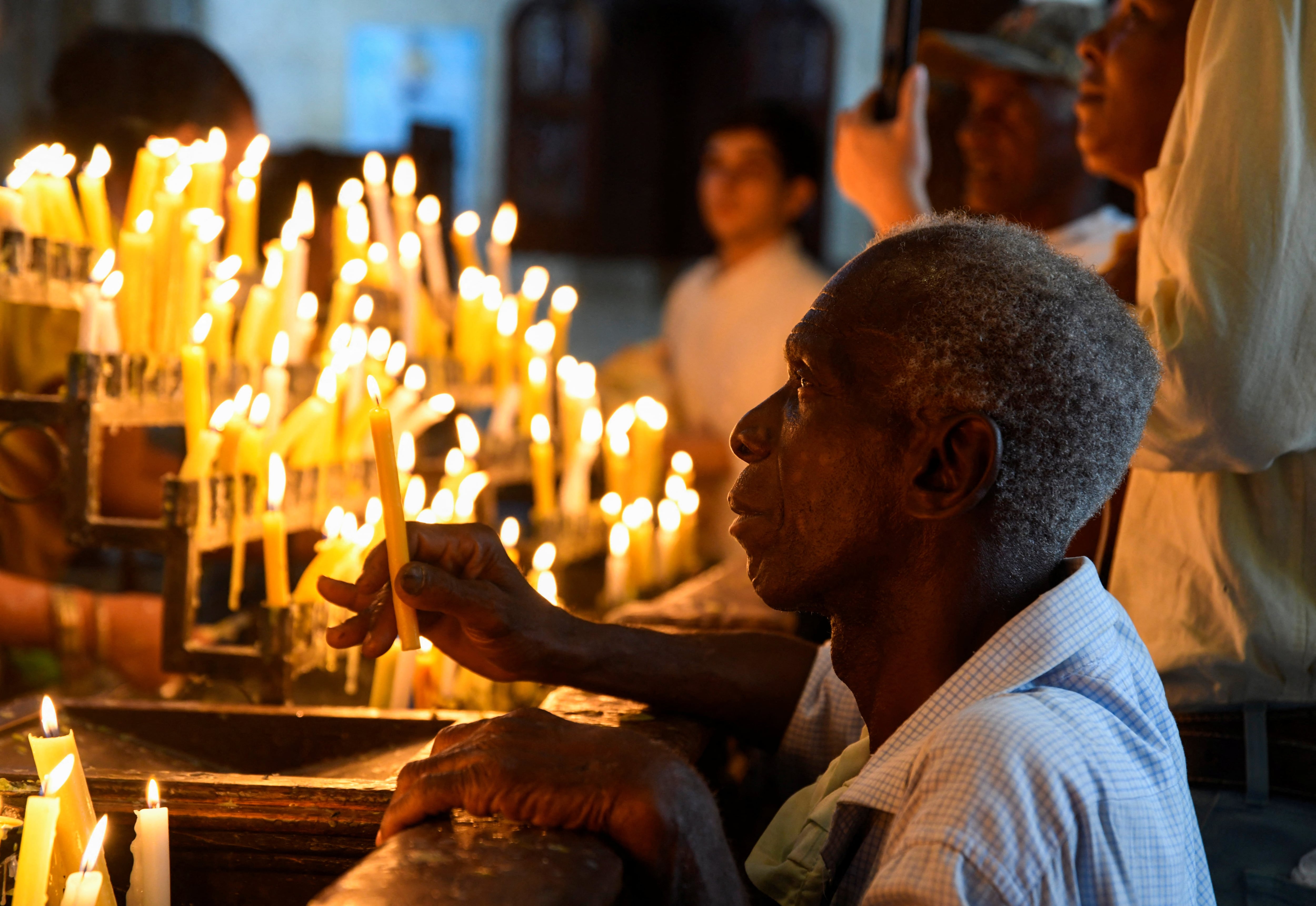Un hombre reza en una iglesia mientras los fieles celebran al santo patrón de La Habana (REUTERS/Norlys Pérez/Archivo)