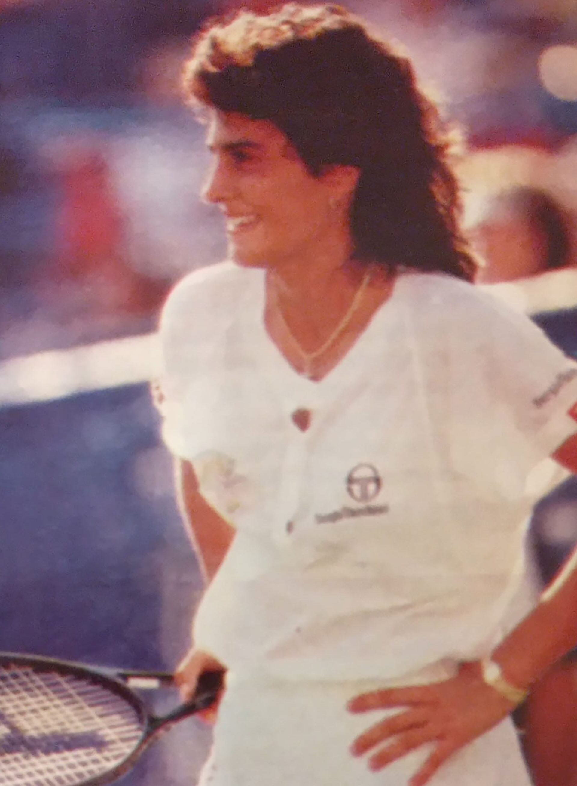 Una Gaby sonriente se prepara para el festejo