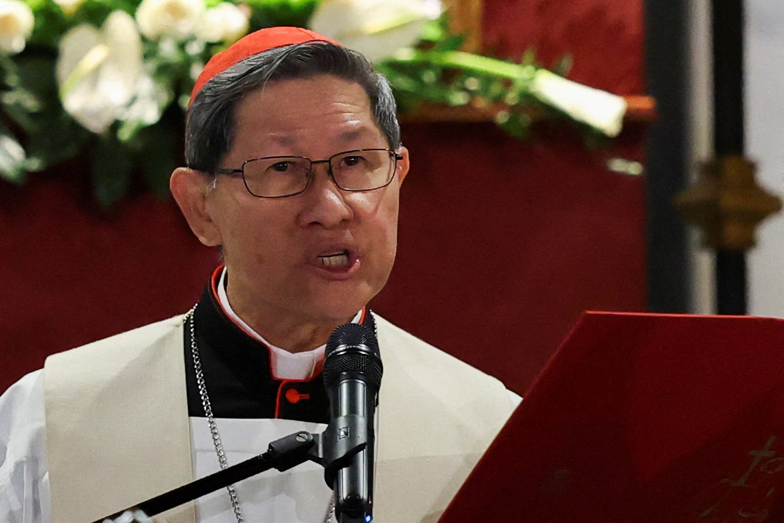 El cardenal Luis Antonio Tagle dirige el rezo del Rosario por el papa Francisco frente a la Basílica Papal de Santa María la Mayor, tras el fallecimiento del pontífice, en Roma (Italia), el 24 de abril de 2025 (REUTERS/Hannah McKay/Archivo)