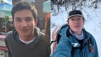Retrato doble de dos hombres jóvenes: uno con sudadera oscura y el otro con abrigo azul, gorra y cuerda de escalar sobre un sendero con nieve
