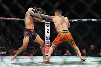 Ilia Topuria (guantes rojos) pelea