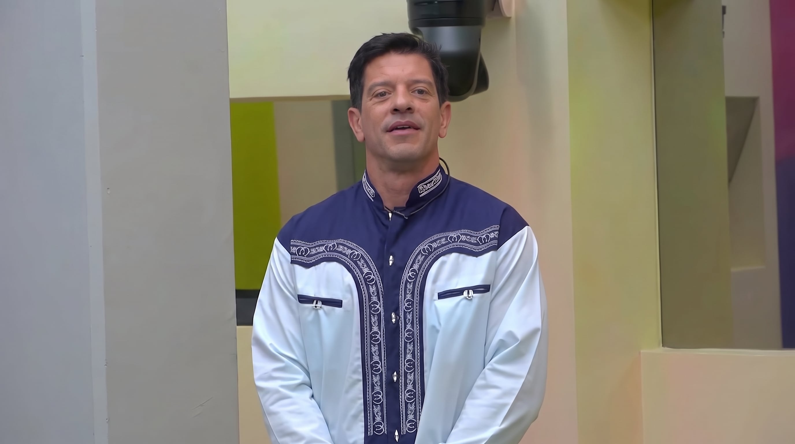 El cantante Yahir porta una camisa bordada de pie en el set del programa de televisión La Casa de los Famosos México. (Imagen Ilustrativa Infobae)