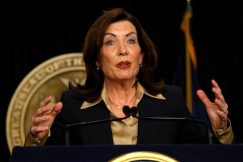 Kathy Hochul lanzó un sitio web de Nueva York con recursos para apoyar a la comunidad venezolana tras los terremotos en el norte de Venezuela (REUTERS/Brendan McDermid)