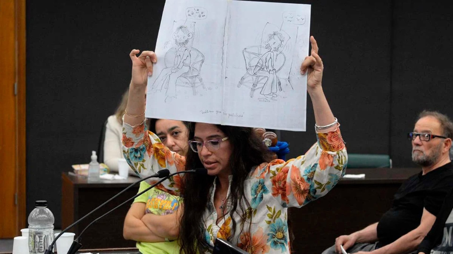 Mariana Oliva Martinelli mostrando el dibujo hecho por su madre en cautiverio, en el juicio por crímenes de lesa humanidad conocido como “Subzona militar 15”, en Mar del Plata, en 2025 (Gentileza Mariana Oliva Martinelli)