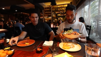 Cebiche, lomo saltado y pan