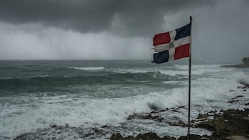 Vaguada y onda tropical provocan fuertes aguaceros y oleaje peligroso en República Dominicana