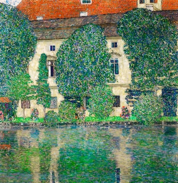 Pintura de un edificio con tejado rojo y fachada clara rodeado de vegetación y árboles frente al agua que refleja la estructura