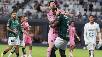 Así fue el curioso abrazo del defensor colombiano Jhojan Romaña a Lionel Messi en la Leagues Cup de la Concacaf