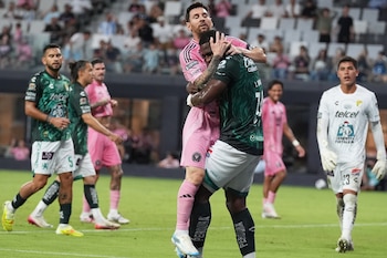 Lionel Messi, del Inter Miami, choca con Jhohan Romaña, de León, durante un encuentro de la Leagues Cup, el miércoles 12 de agosto de 2026 (AP Foto/Lynne Sladky)