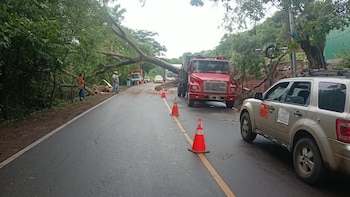El Salvador atendió aproximadamente 500 emergencias por lluvias en los últimos días, el 45% por deslizamientos