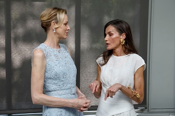 La reina Letizia conversa con la princesa Charlene de Mónaco (i) durante la visita a las exposiciones conmemorativas del 150 aniversario de la apertura de la primera misión diplomática entre España y Mónaco, este lunes en el Jardín Botánico de Madrid. (EFE/ Daniel Gonzalez / POOL).