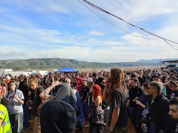 Varias personas en una rave,