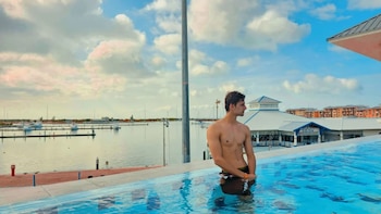 El hijo de una viceministra cubana que exhibe viajes a Europa y Varadero mientras la isla enfrenta una crisis sanitaria grave