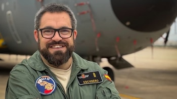 Enrique Escudero, brigada del Ejército del Aire, posa junto a avión (Imagen cedida)