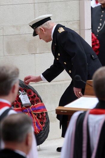 El rey Carlos de Gran Bretaña deposita su corona durante el Servicio Nacional del Recuerdo en el Cenotafio de Londres (Chris Jackson/Pool vía REUTERS)