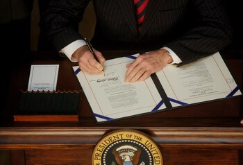 Biden firmó la ley de