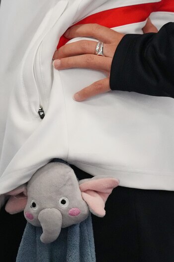 El peluche de su hija, siempre presente en sus competencias, se ha convertido en un símbolo de fuerza y conexión personal para Kim Ye-Ji. (REUTERS/Amr Alfiky)