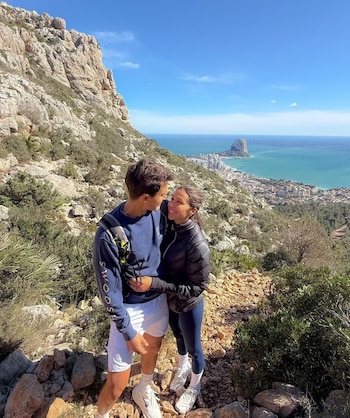 Las románticas imágenes de Álex González y Carla Virgós (Instagram)