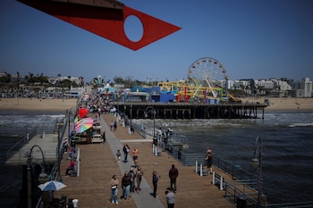 La afluencia de visitantes al centro de Santa Monica creció un 26 % durante las fechas de la Copa del Mundo (REUTERS/Daniel Cole)