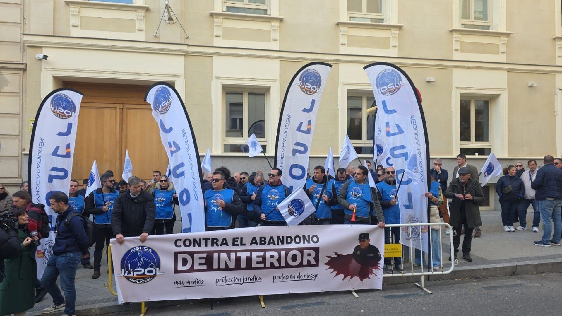 Jupol y Jucil piden frente a Interior la dimisión de Marlaska por la «escalada de violencia contra los agentes»