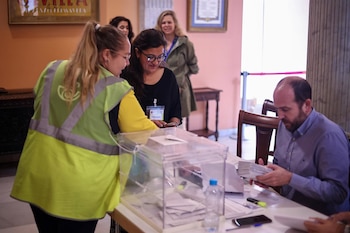 Una integrante Correos llega a la mesa electoral para entregar los votos ejercido por este método. (Europa Press)