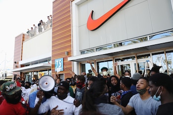Manifestantes defienden una tienda Nike
