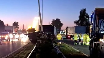 Chocaron un camión y una camioneta en Acceso Oeste: hay dos heridos