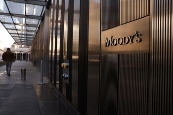 FOTO DE ARCHIVO. Logo de Moody's Corporation en su sede principal en Manhattan, Nueva York, 12 de noviembre, 2021. REUTERS/Andrew Kelly