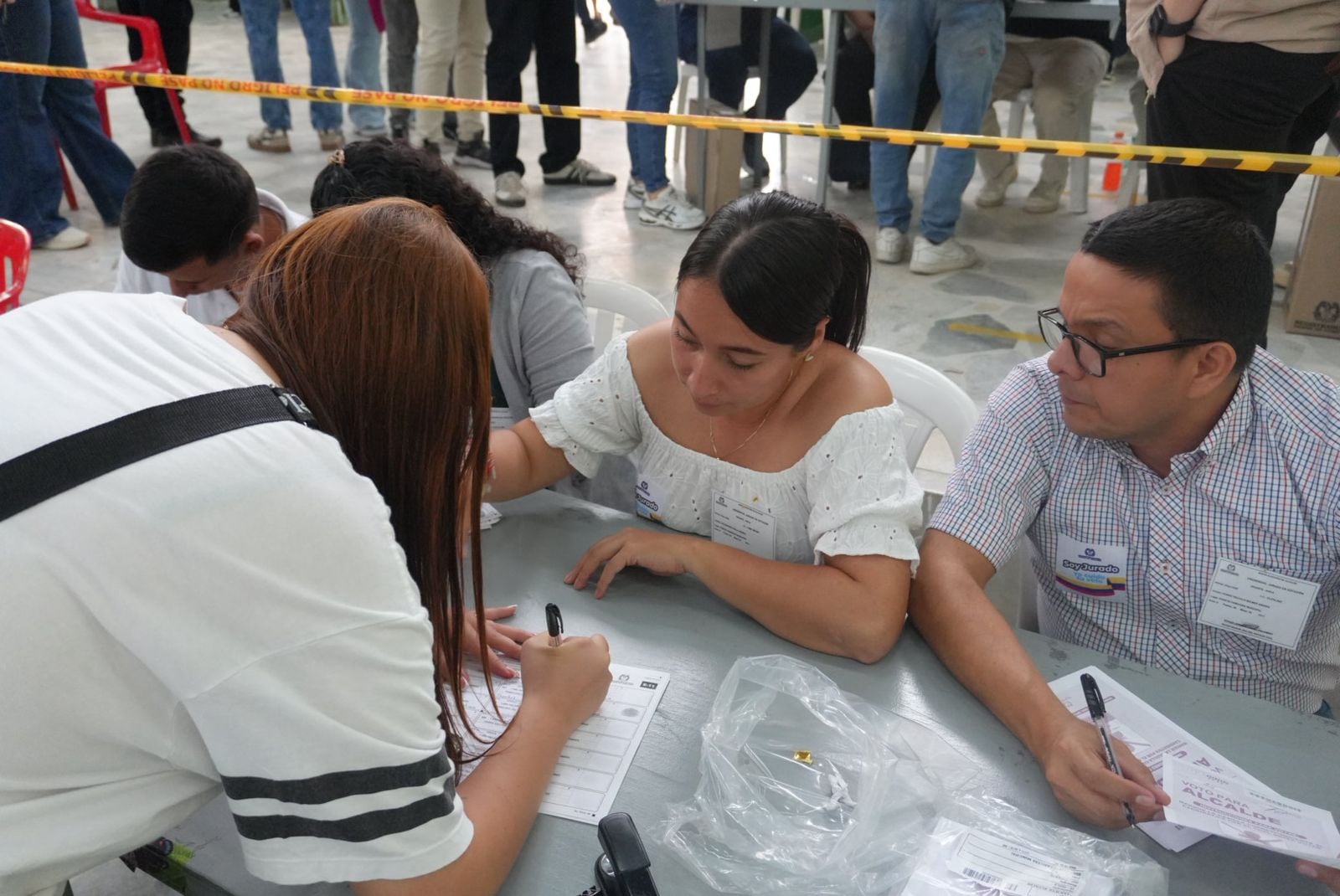 Los puestos de votación aceptan la cédula amarilla con hologramas, la cédula en policarbonato y la cédula digital en la aplicación oficial de la Registraduría (@Registraduria/X)