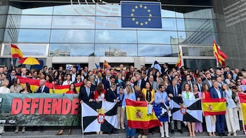 Cientos de personas se concretan ante la Eurocámara en apoyo a Ceuta: "Ceuta no se vende, Ceuta se defiende"