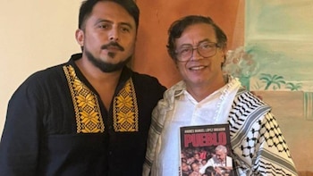 Gustavo Petro presume el nuevo libro de AMLO “Pueblo” durante su visita en México