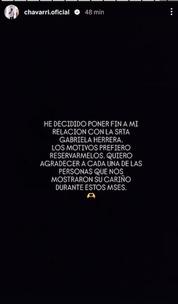 Captura de pantalla de una historia de Instagram de la cuenta chavarri.oficial con un mensaje de texto blanco sobre fondo negro