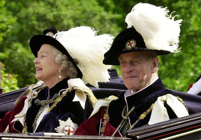 Isabel II y el príncipe Felipe, duque de Edimburgo, en carruaje rumbo al Castillo de Windsor, Gran Bretaña, 18 junio 2001. (REUTERS)