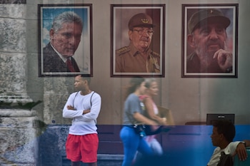 Imágenes de Miguel Díaz-Canel, Raúl Castro y Fidel Castro se ven en el edificio del gobierno en La Habana, Cuba, el miércoles 20 de mayo de 2026
(Foto AP/Ramón Espinosa)