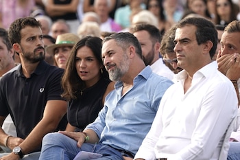 El acto ha contado también con la presencia del vicepresidente segundo y consejero de Turismo, Justicia, Desregulación y Administración Local del Gobierno andaluz y presidente Vox en Andalucía, Manuel Gavira.