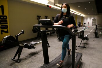 Una mujer hace ejercicios en