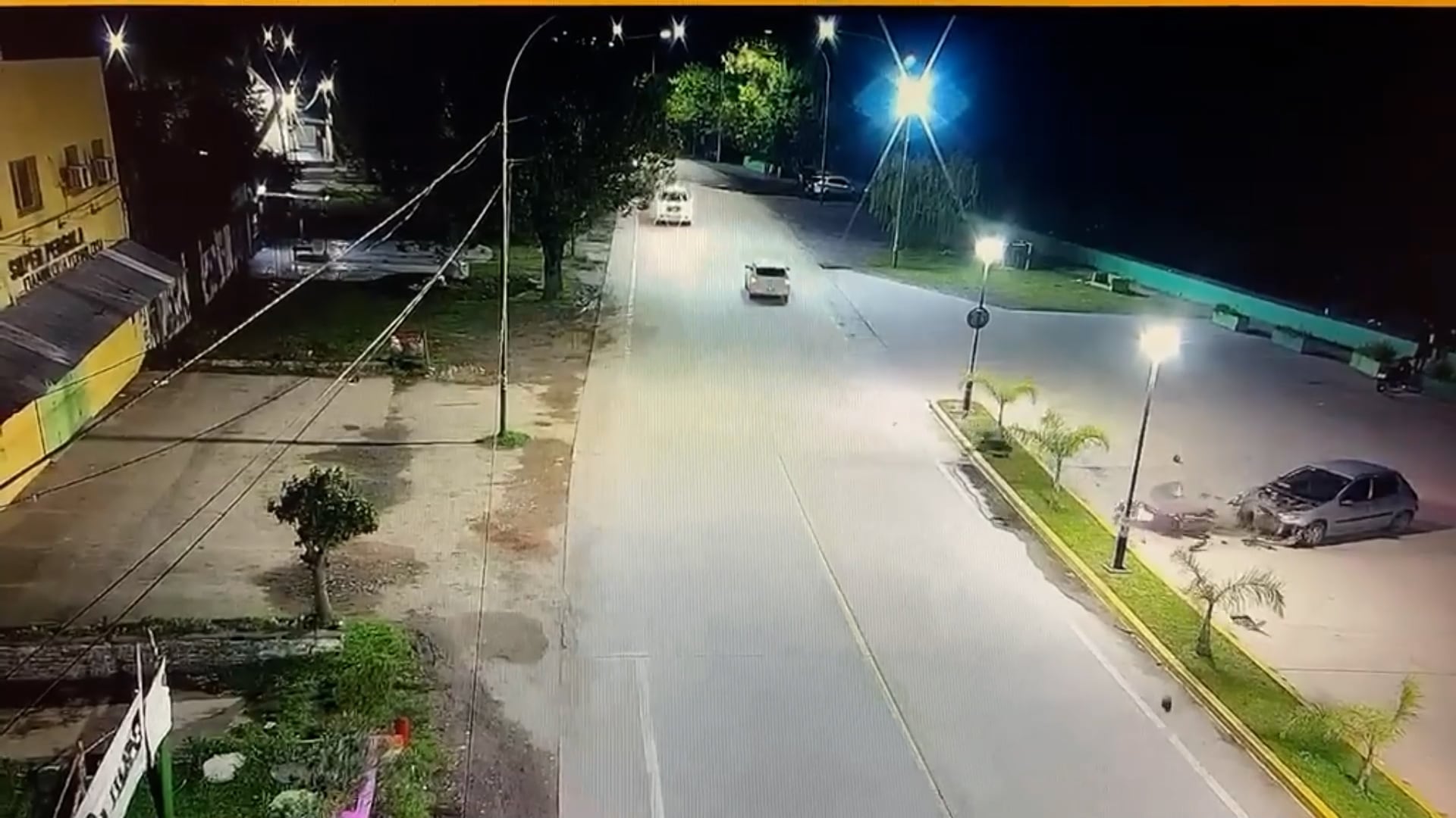 Video: un motociclista voló por el aire tras ser embestido por un automovilista ebrio que dobló en “U” en Ensenada