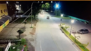 Video: un motociclista voló por el aire tras ser embestido por un automovilista ebrio que dobló en “U” en Ensenada