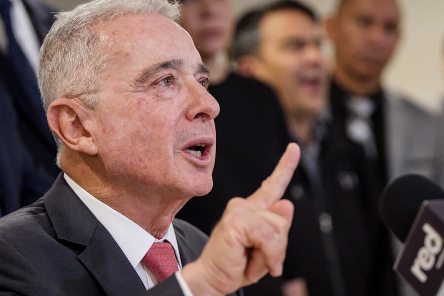 Álvaro Uribe estalla tras condena de 28 años a su hermano por paramilitarismo