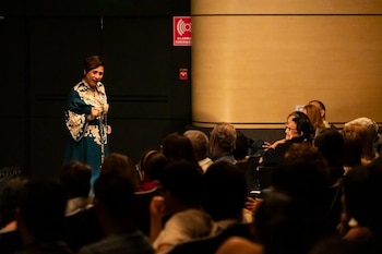 La reconstrucción personal y las máscaras sociales toman protagonismo en "Así-Calados", dirigida por Dinora Alfaro y Paolo Salinas./(René Figueroa-Teatro Luis Poma)