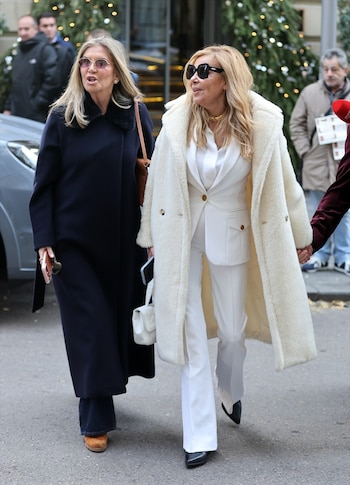 Ana Obregón y Susana Uribarri salen de un restaurante en diciembre de 2025. (Raúl Terrel / Europa Press)