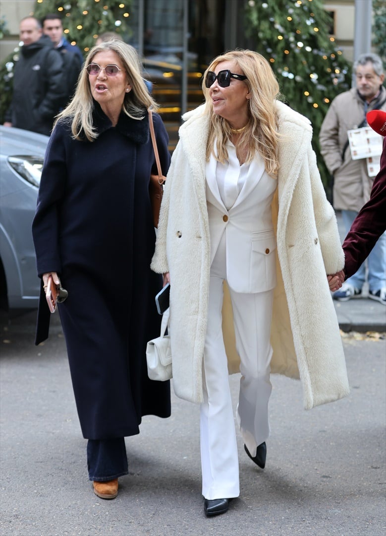 Ana Obregón y Susana Uribarri salen de un restaurante en diciembre de 2025. (Raúl Terrel / Europa Press)