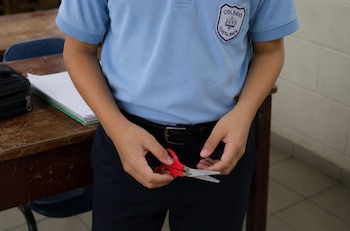 El incidente, ocurrido dentro de un centro educativo, dejó a un menor de 14 años en condición crítica tras recibir una herida con una tijera en el tórax por otro compañero. (Imagen ilustrativa Infobae)